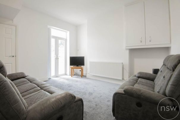 5 bedroom semi-detached house to rent - Photo 1