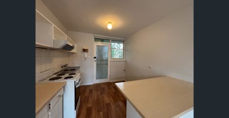 Freshly painted studio apartment with exceptional value for money! - Photo 3