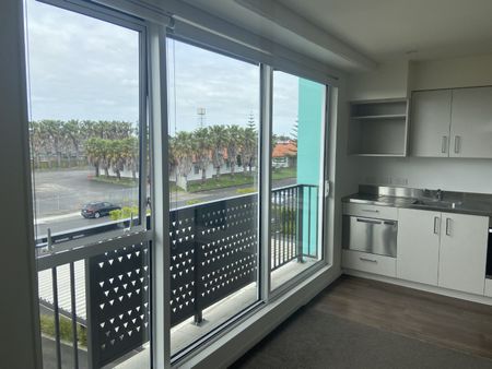 2 bedroom Apartment - Photo 2