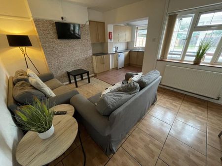 1 bedroom in a house share to rent - Photo 2