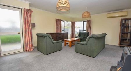 3 bedroom home handy to town - Photo 5