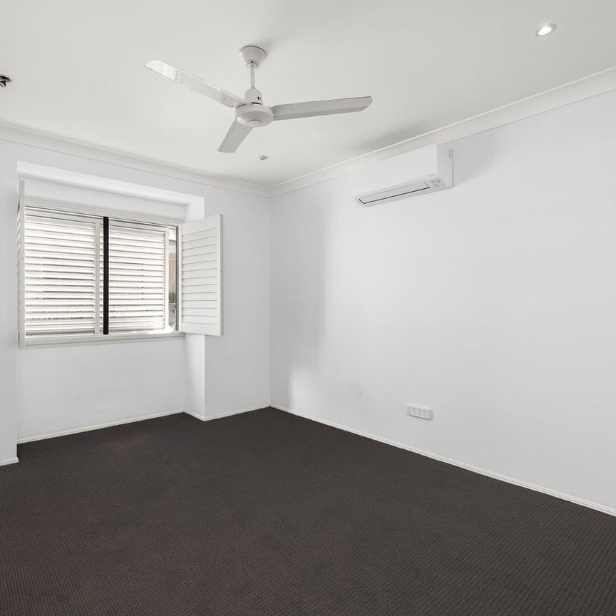 Modern townhouse in the heart of Red Hill - Photo 1