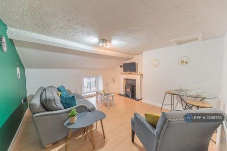 3 bedroom flat to rent - Photo 4