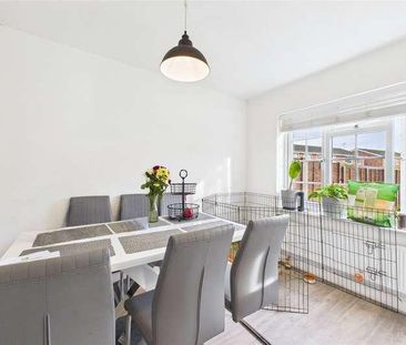 Woburn Avenue, Farnborough, Hampshire, GU14 - Photo 5