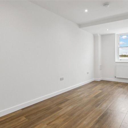 2 bedroom flat in London - Photo 3