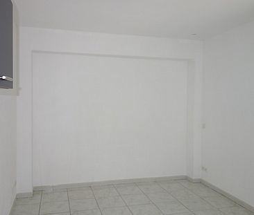 Location - Studio de 20 m² en RDC d'un immeuble de ville avec cagibi et cour commune - Photo 4