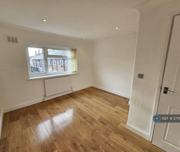 3 bedroom end of terrace house to rent - Photo 4