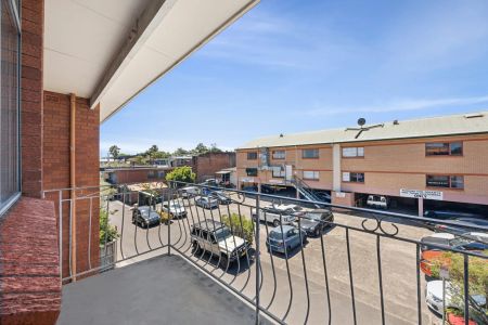 Light Filled Apartment in Leafy Hunters Hill - Photo 2