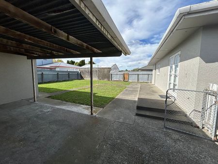 3 Bedroom, spacious recently renovated family home - Photo 2