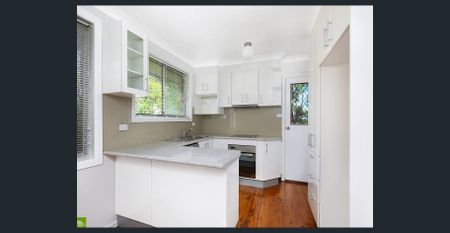 EASY-CARE FAMILY HOME IN PRIME LOCATION! - Photo 2