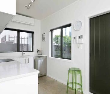 City Centre, 2 Bedrooms + Carpark $750 per week - Photo 5