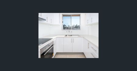 Convenient Spacious Apartment - Lock Up Garage & Balcony - Photo 5