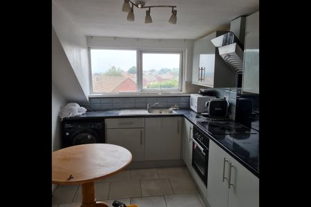 3 Bed Flat, Two Mile Hill Rd, BS15 - Photo 2