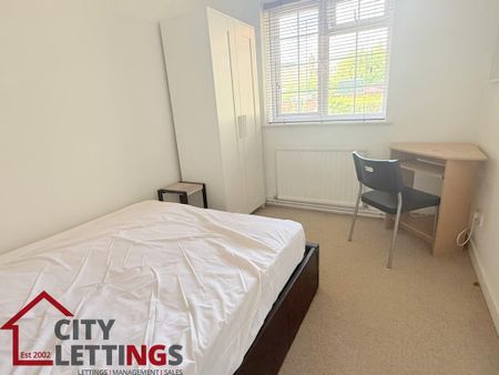 2 bedroom maisonette to rent - Photo 2