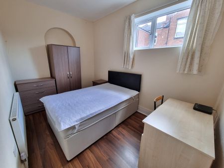 5 Bed Student Accommodation - Photo 3