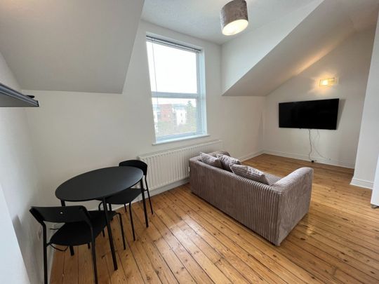 References Pending - 2 bed Apartment - Photo 1