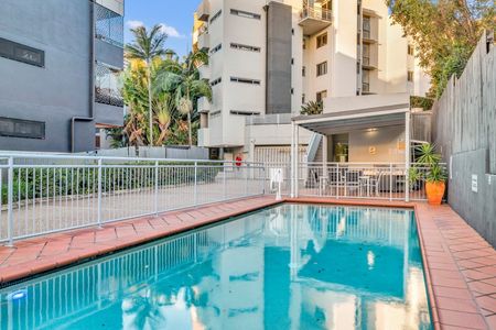 Spacious 2-Bedroom, 2-Bathroom Unit in Prime Toowong Location - Photo 5