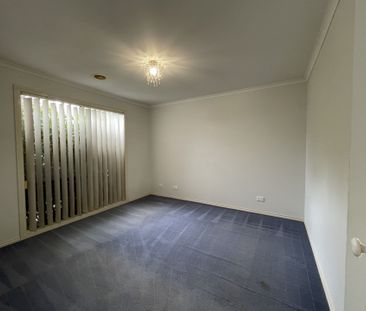 33 Ebony Street Cranbourne VIC - Photo 6