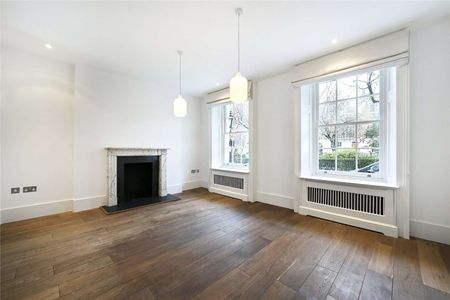 A Grade II listed late Georgian house situated centrally on the east side of Trevor Square, refurbished to a high standard throughout with generous entertaining space. - Photo 2