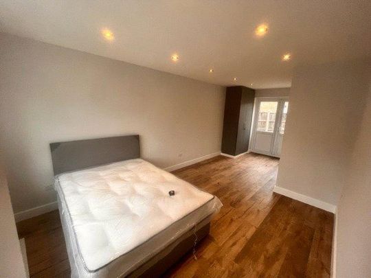 6 bedroom semi-detached house to rent - Photo 1