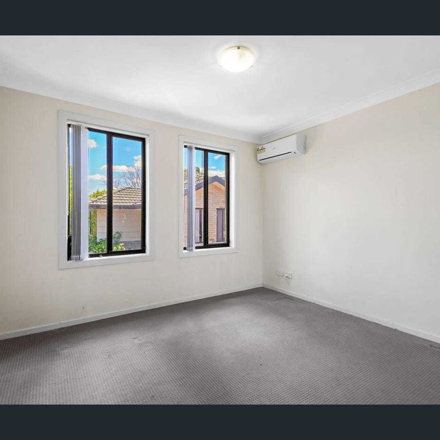 Three Bedrooms Two Bathrooms Townhouse Coming Out! - Photo 1