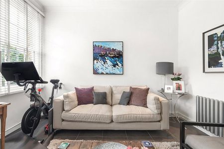 2 bedroom flat in London - Photo 3