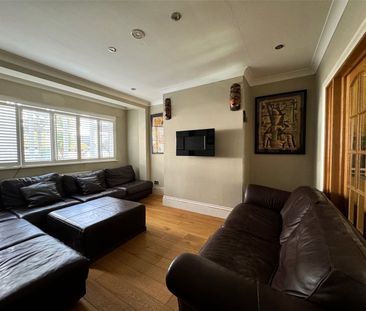 Large Bedroom with Private Bathroom and Dresser Area in Modern House Share - Carshalton - Photo 3