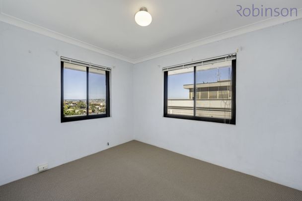 Two bedroom unit with panoramic views of the city and harbour - Photo 1