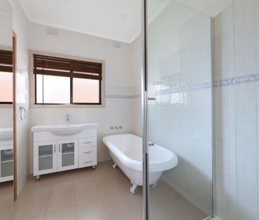 4 Luckins Rd, Bentleigh VIC 3204 - House For Rent | Domain - Photo 6