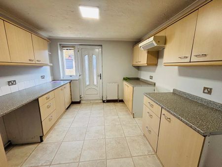 3 bedroom terraced house to rent - Photo 4