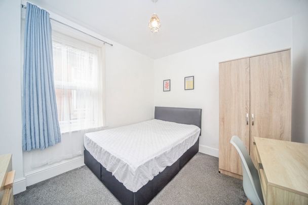 Room in a Shared House, Newcombe Road, SO15 - Photo 1