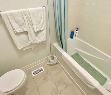 For Lease - 33 Carratuck Street, East Gwillimbury, Ontario - Photo 2