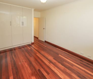 Stylish two bedroom apartment located in prime Toorak location! - Photo 2