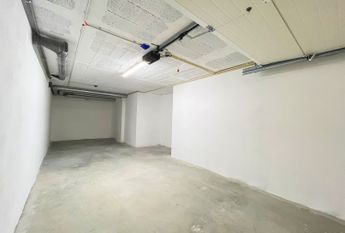 2 bedroom flat like new near the Wisteria Shopping Center!