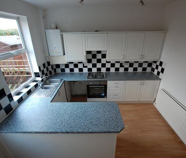 2 bedroom end of terrace house to rent - Photo 3