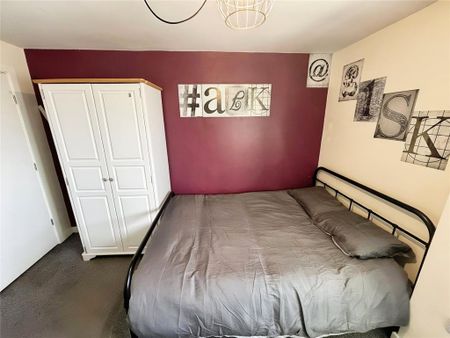 1 bedroom in a house share to rent - Photo 2