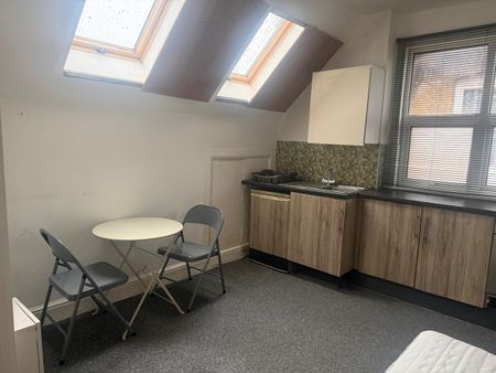 Room in a Shared House, Tennyson Road, LU1 - Photo 3