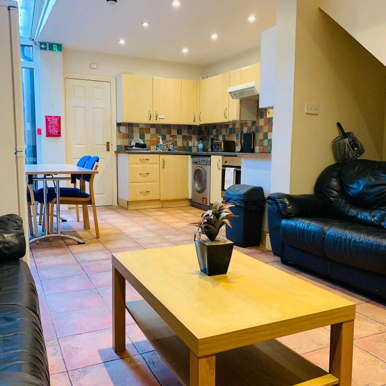Donegall Road, Room1, All Utility Bills Included, Belfast, BT12 5NB - Photo 1