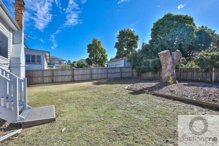 Beautiful 4 Bedroom Queenslander! - Photo 3