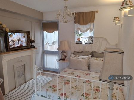 4 bedroom semi-detached house to rent - Photo 4