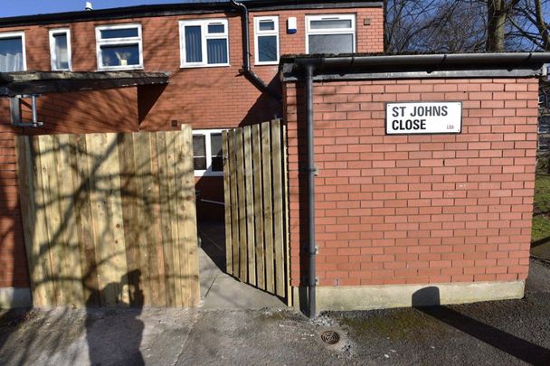 4 bedroom House in St Johns Close, Leeds - Photo 1