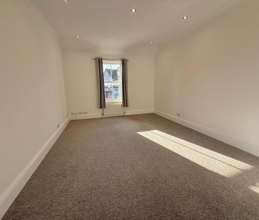 3 bedroom flat to rent - Photo 4