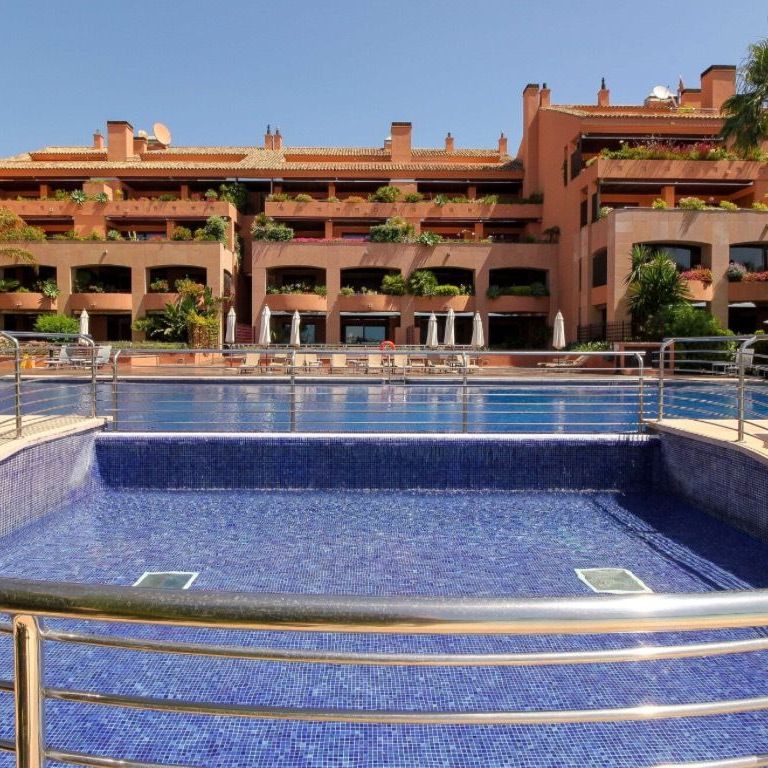 Middle Floor Apartment in Puerto Banús - Photo 1