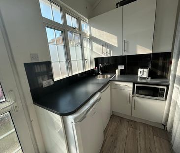 1 Bed Flat, Brent St, NW4 - Photo 5