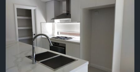 Five Bed Family House in Austral For Lease - Photo 2