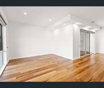 24 month old,, very clean - Photo 2