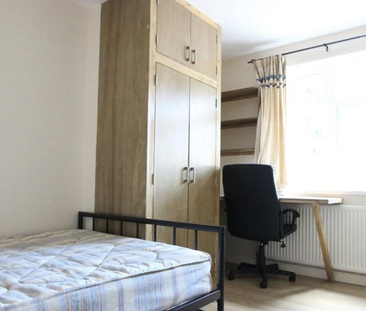 8 bedroom semi-detached house to rent - Photo 2