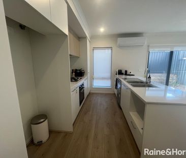 Modern 3 Bedroom plus study Townhouse! - Photo 5