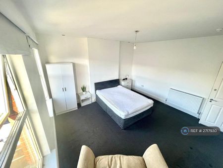 1 bedroom in a house share to rent - Photo 3