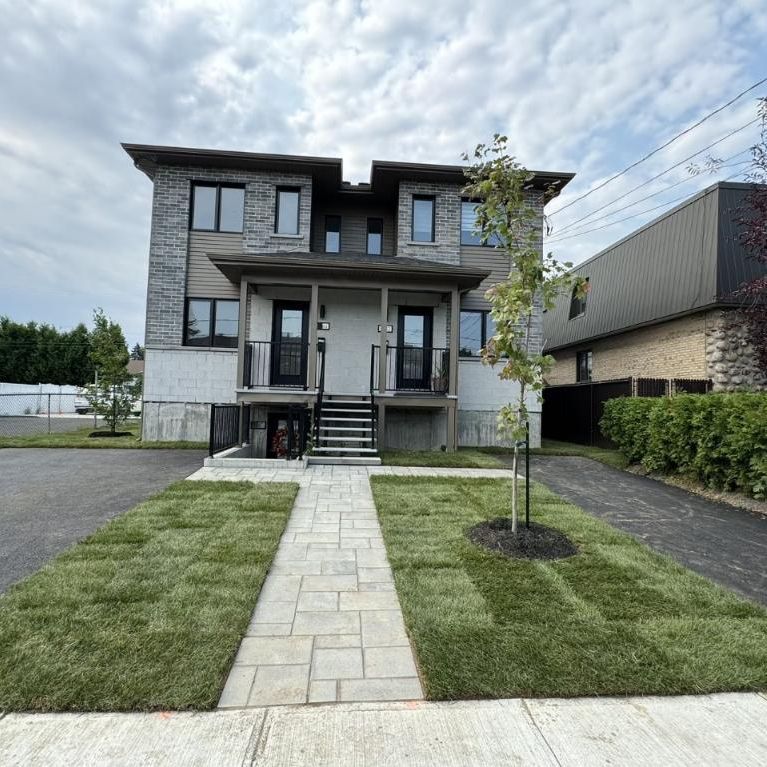 Beautiful Two-Storey 5½ Apartment in a Triplex for Rent in Longueuil! - Photo 1